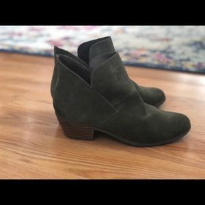 Me Too, green suede, size 8